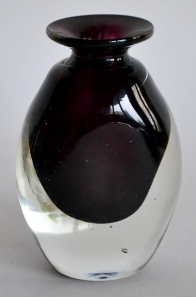 null Jean Claude NOVARO (1943-2015) VASE ovoïde en verre en verre violet et translucide,...