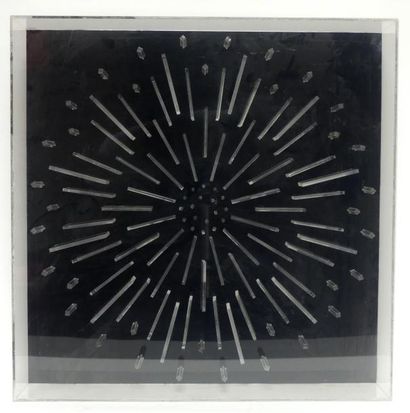 null Ecole vers 1970. Composition concentrique. Plexiglas. 78 x 78 cm