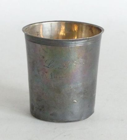 null TIMBALE de COLLÉGIEN en argent, le bord fort à filets, gravée L.L. 144 et V....