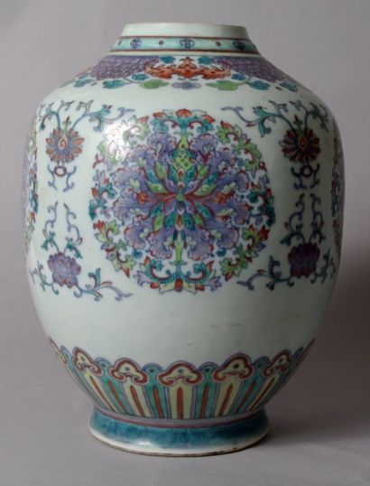 null CHINE - XIXe siècle VASE de forme globulaire à col étroit en porcelaine décorée...