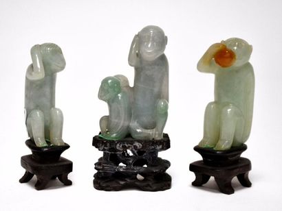 null CHINE - Début XXe siècle Trois singes en jadéite vert pomme, assis, dont un...