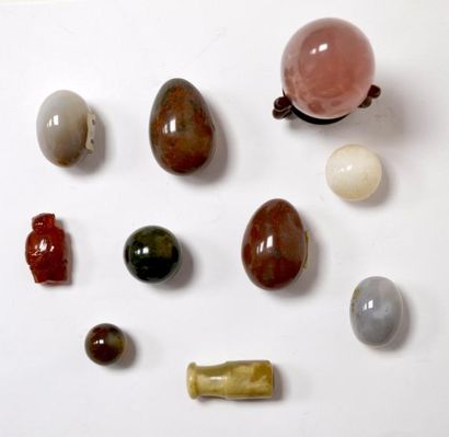 null CHINE - XXe siècle Ensemble comprenant cinq oeufs et trois perles en agate,...