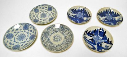 null CHINE - Début XXe siècle Ensemble comprenant six assiettes en porcelaine bleu...