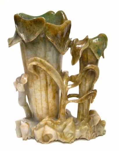 null CHINE - Début XXe siècle Double vase en jadéite sculptée en forme de choux feuillagé....