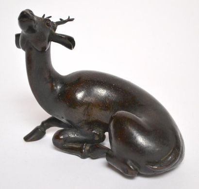 null DAIM assis en bronze, Chine. (Manque une patte). 11 x 14 x 6,5 cm