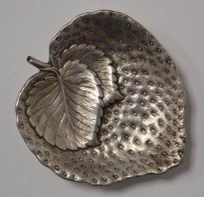 null Gianmaria BUCCELLATI, XIXe-XXe. FRAISE et FEUILLES en argent, ciselées au naturel...