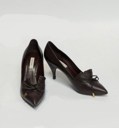 null MARC JACOBS. Paire d'escarpins en cuir chocolat. Taille 37. (Etat neuf).