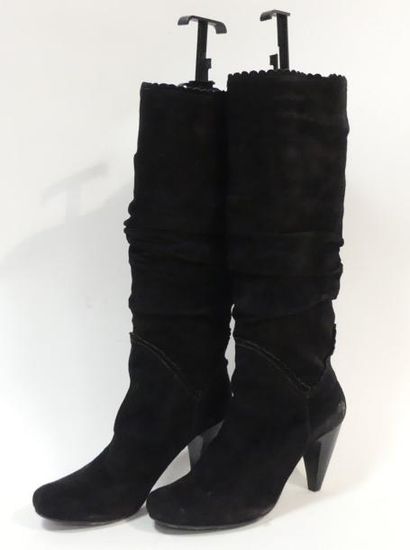 null BP ZONE. Paire de BOTTES en daim noir. T. 39 (Etat neuf)