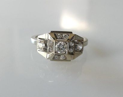 null BAGUE en or blanc et platine, le chaton à gradins serti de diamants. Vers 1940....