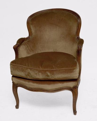 null BERGERE en bois naturel mouluré, style Louis XV. Garniture de velours brun.