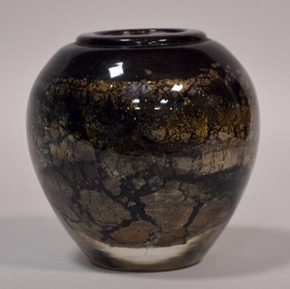 null Jean Claude NOVARO (1943-2015) Petit VASE ovoïde, en verre soufflé noir à paillons...