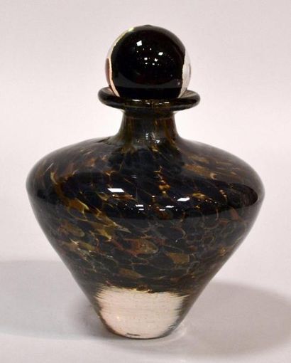 null Jean Claude NOVARO (1943-2015) BOUTEILLE à col étranglé et évasé, en verre soufflé...