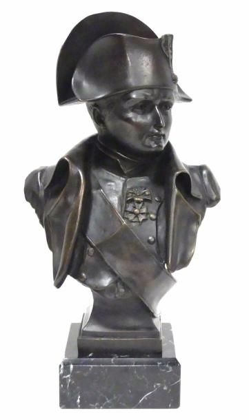 null Eugène MARIOTON (1854-1933) (d'après). Buste de Napoléon 1er. Bronze à patine...