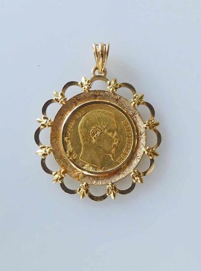 null PIÈCE de 20 francs or, Napoléon III non lauré, monté en pendentif de forme circulaire....