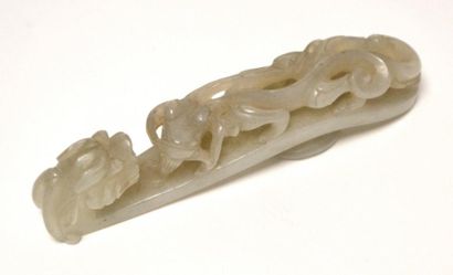 null FIBULE en jade blanc céladon, à décor sculpté de dragons. Chine. L. 9 cm