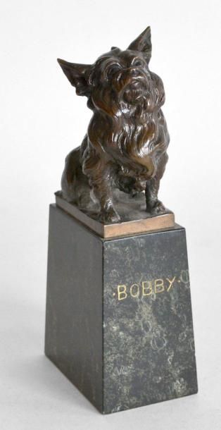 null Ecole vers 1900. Bobby, chien griffon assis. Bronze à patine brune monogrammé...