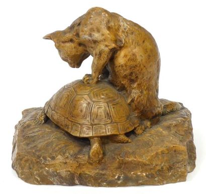 null Maurice Roger MARX (1872-1956) Chat jouant avec une tortue. Marbre jaune de...