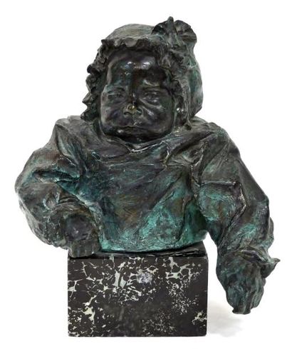 null Aimé-Jules DALOU (1838-1902) Buste de bébé habillé. Bronze à patine verte nuancé...