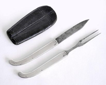 null KELLER, Paris. NECESSAIRE de poche comprenant un couteau et une fourchette pliants,...