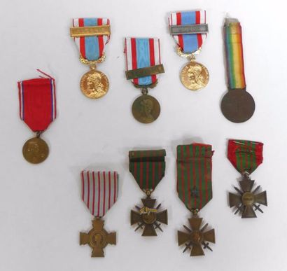 null LOT de NEUF MEDAILLES diverses dont trois Croix de Guerre, trois médailles d'Outre...