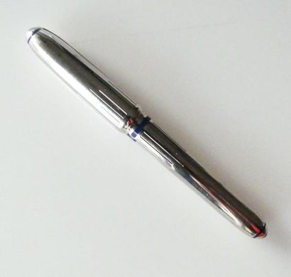 null CARTIER. Modèle Louis Cartier stylo plume en métal argenté à décor de stries...