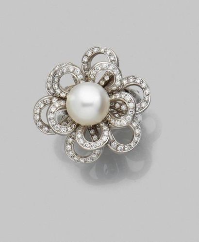 null Edouard NAHUM. BAGUE "Fleur" en or gris, les anneaux piqués de diamants, le...