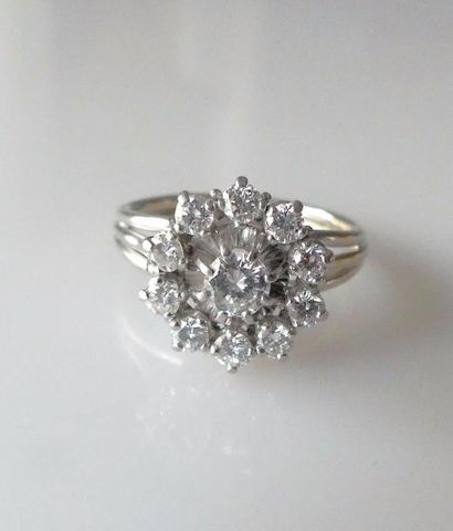 null BAGUE Pompadour en or blanc et platine, sertie d'un diamant central dans un...