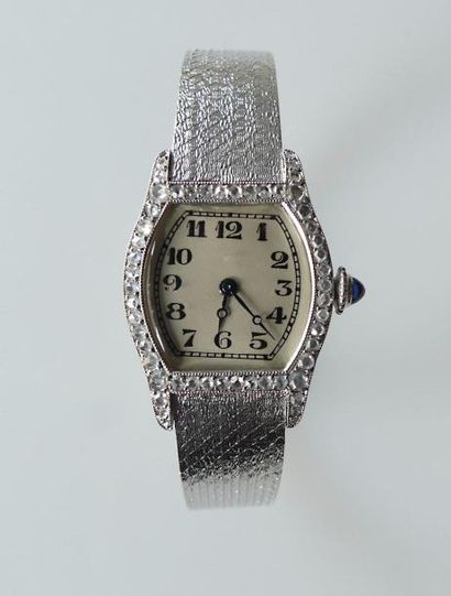 null MONTRE BRACELET de dame en or gris, le boitier tonneau serti de diamants, le...