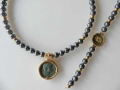 null Parure composée d'un COLLIER et d'un BRACELET en perles d'hématite, les intercalaires...