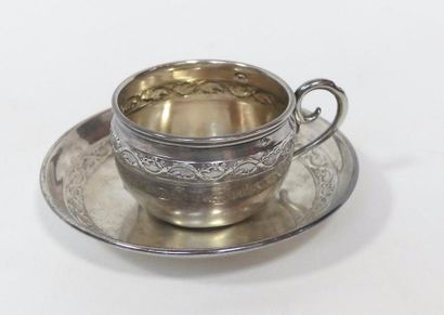 null Petite TASSE et SOUS-TASSE en argent à décor d'une frise végétale. Poinçon Minerve....