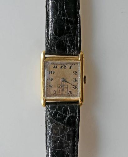 null MONTRE BRACELET d'homme en or jaune, le boitier rectangulaire , le cadran à...