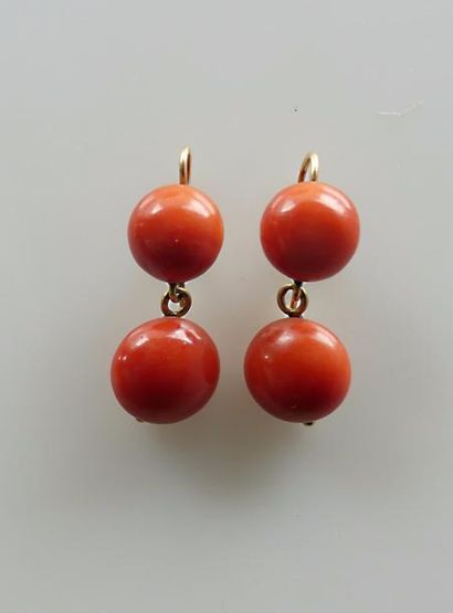 null Paire de PENDANTS d'oreille en or jaune, ornés de deux cabochons de corail en...