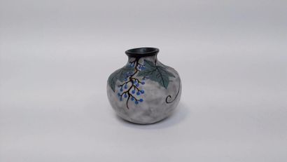 null DAGE. Vase en céramique à décor de feuillages et de baies bleues. 