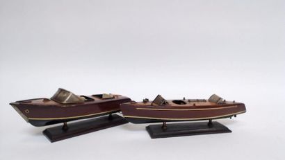 null Deux maquettes de bateaux en bois et métal.