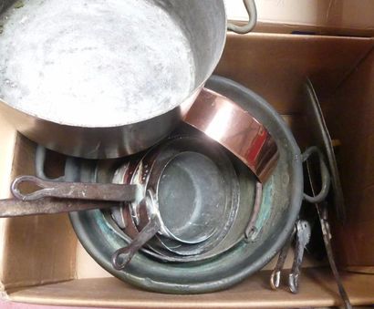 null Un carton comprenant des cuivres dont bassine à confiture, casseroles et couvercles....