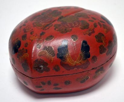 null CHINE - XIXe siècle Boite en forme de pêche de longévité en laque rouge peint...