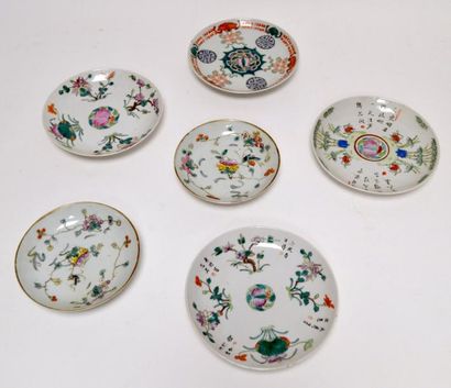 null CHINE - Début XXe siècle Six coupelles en porcelaine émaillée polychrome à décor...
