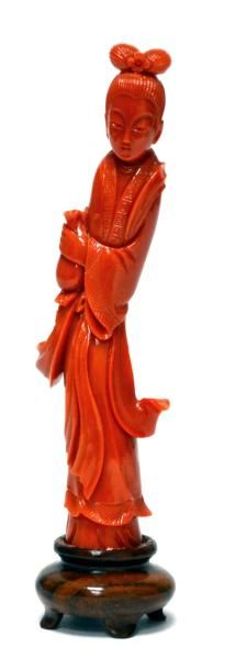 null CHINE - ELEGANTE portant une vase, en corail rouge sculpté. Poids 48 g H. 10,5...