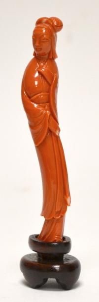 null CHINE - ELEGANTE en corail rouge sculpté. Poids 54 g H. 12 cm. Socle de boi...