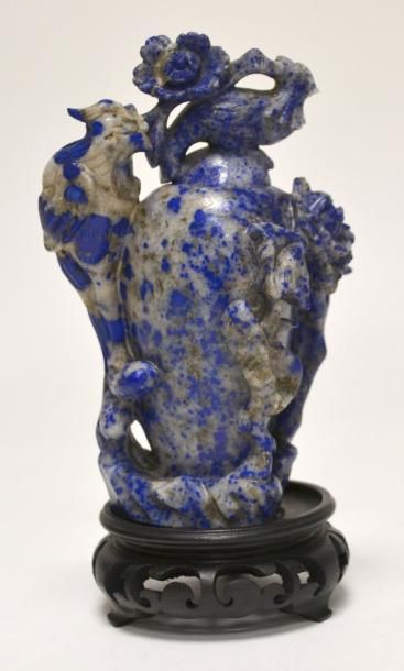 null CHINE - VASE couvert en lapis lazuli sculpté à décor de volatine et fleurs....