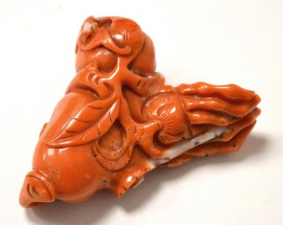 null CHINE - PECHE et citron digité en corail rouge sculpté. Poids 25 g H. 4 cm