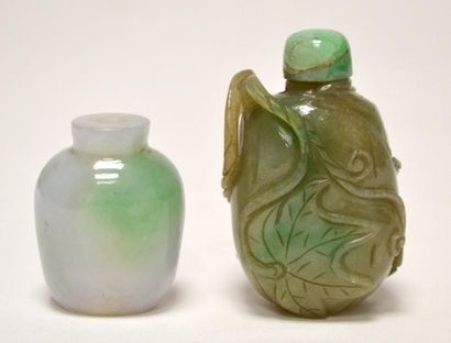 null CHINE - TABATIERE en jade vert sculpté en forme de cucurbitacée, le bouchon...