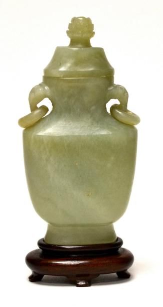 null CHINE - VASE couvert en jade vert, les anses en forme de tête d'éléphant. H....