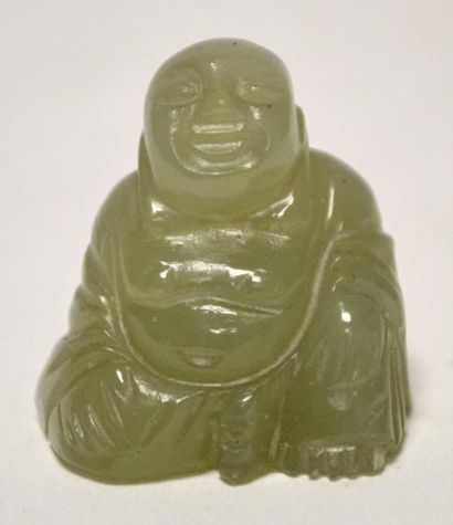 null CHINE - Petit PUTAÏ assis en jade vert. H. 2,5 cm