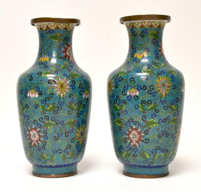 null CHINE - Paire de VASES en métal cloisonné à décor d'un semis de pivoines sur...