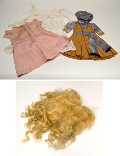 null Petit lot de VETEMENTS de poupée : Robe et chapeau à rayures, robe dentelle,...