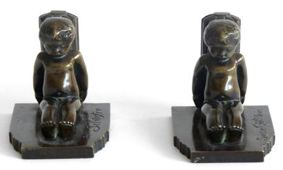null Paul SILVESTRE (1884-1976). Enfants assis. Paire de serre-livres en bronze à...