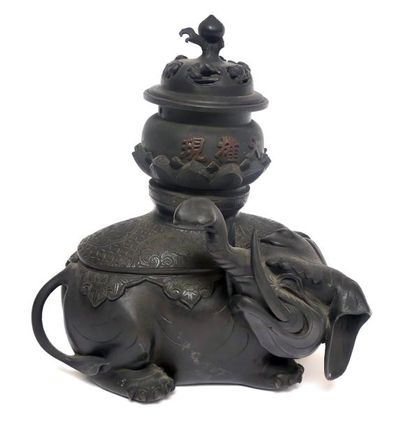 null CHINE - BRULE-PARFUM en bronze, le corps en forme d'un éléphant assis surmonté...
