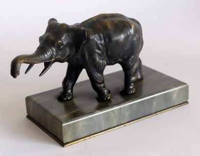 null ELEPHANT en bronze à patine brune, le socle gris turquin et bronze. 16 x 21...