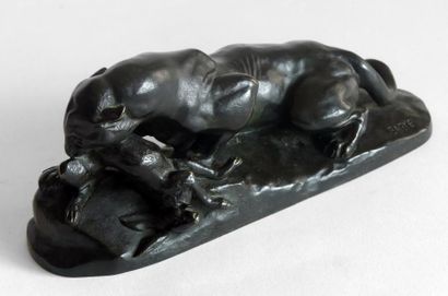 null Antoine Louis BARYE (1796-1875) Tigre dévorant un lièvre. Bronze à patine verte...